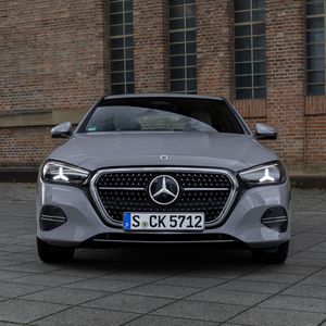 Außen erhält die C-Klasse einen größeren Grill mit Chromrahmen und beleuchteter Umrandung nach dem Vorbild der S-Klasse. (Bild: Mercedes-Benz AG)