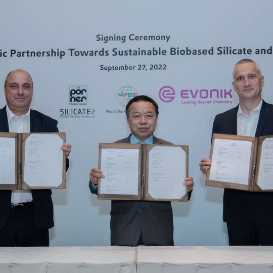 Bei der Unterzeichnung waren (v.l.n.r.) Gerhard Bacher, CEO Pörner Deutschland, Banjong Tangjitwattanakul, Präsident der Phichit Bio Power Co und Bernhard Schaefer, Senior Vice President Rubber Silica Evonik, anwesend.(Bild:  Pörner)