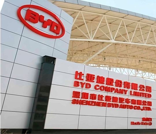 Der chinesische Autohersteller BYD begibt sich mit Blick auf den deutschen Markt auf einen schärferen Preiskampf, was den Verkauf von Plug-In-Hybriden angeht ...(Bild:  BYD)