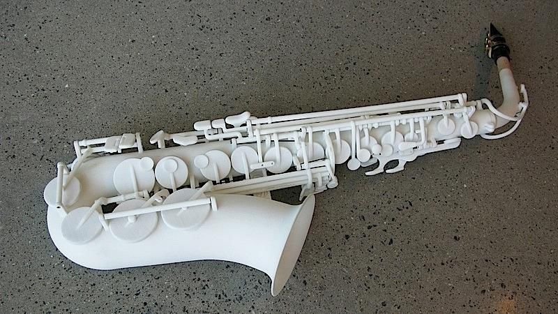 Ein paar Metallteile wie Federn und Schrauben sind nötig, ansonsten besteht das Saxophon komplett aus Nylon. Den Sound will Olaf Diegel allerdings noch ein bisschen lebendiger gestalten. (Bild: Olaf Diegel)