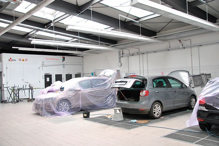 Das Autohaus Köhler betreibt eine eigene Lackiererei. (Foto: Kampfmann)