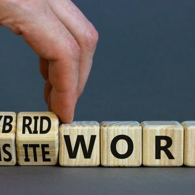 hybrid-work-dzmitry-adobestock-461737597-neu-900x506v1 (Bild: © Dzmitry/stock.adobe.com)