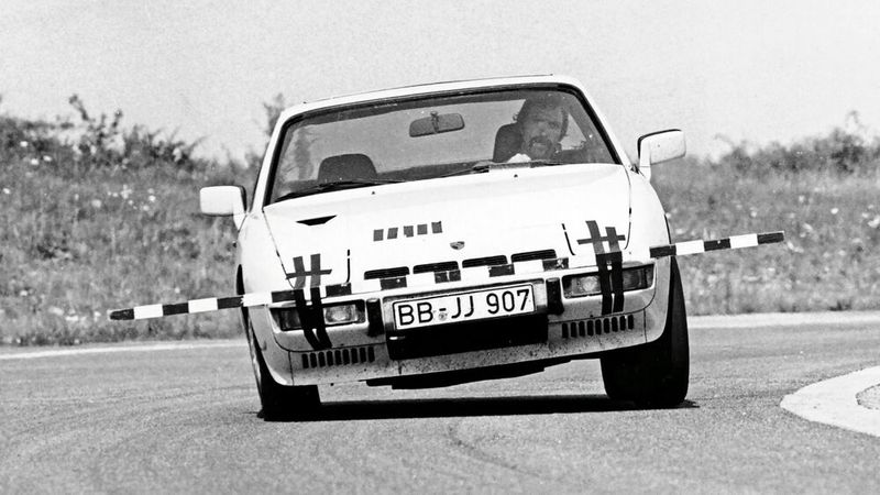 Im Grenzbereich: Roland Kussmaul bei Tests mit dem 924 Turbo. Für den Ingenieur und Rennfahrer „ein echter Porsche – im Grenzbereich leicht zu beherrschen“. (Bild: Porsche AG)