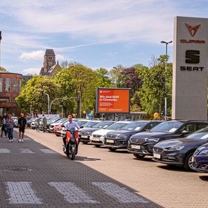 In Chemnitz ist das Seat- und Cupra-Netz um einen repräsentativen Standort reicher geworden.(Bild:  Seat/Schneider-Gruppe)