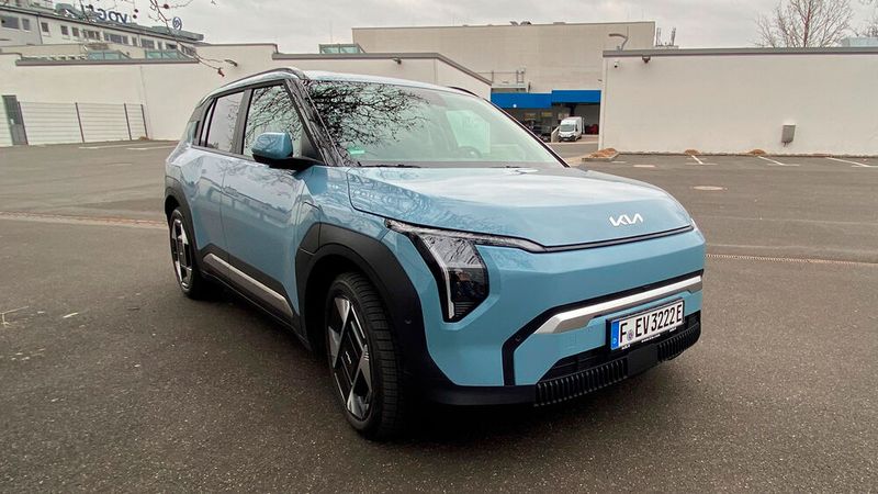 1. Die Optik: Zu Zeiten von Peter Schreyer hatte Kia es geschafft, ein durchgehendes, unaufgeregtes Design quer durch die Fahrzeugpalette zu etablieren. Dann wurde es plötzlich wieder wild. Mit den neuen Elektroautos kehrt Kia zu den alten Design-Tugenden zurück. Der EV3 sieht aus wie eine kleine Version des EV9 – und zwar im positiven, unaufgeregten Sinne. Mit dem kommenden EV4 und dem (bislang nur als Studie existierenden) EV2 geht es durchgängig weiter. Gut so!  (Bild: Kuhn - VCG)