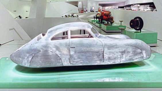 Der Berlin-Rom-Wagen (VW Typ 60 K 10 bzw. Porsche Typ 64) war ein Sportwagen, den das Konstruktionsbüro von Ferdinand Porsche im Frühjahr 1939 nach früheren Plänen auf der Basis des KdF-Wagens (Volkswagen) entwickelte. Anlass war die für den Herbst 1939 geplante Fernfahrt von Berlin nach Rom, ein Gegenstück zu der populären Rallye Lüttich–Rom–Lüttich.  (Bild: Porsche)