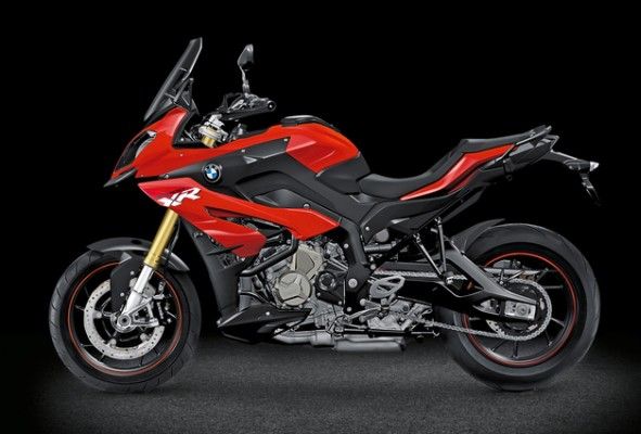 Red Dot Award 2015 - BMW S 1000 XR: Die BMW S 1000 XR ist ein Motorrad aus dem Segment Adventure Sport. In ihr vereinen sich Elemente aus dem GS-Bereich wie die Flyline, der angedeutete Schnabel und die relativ langen Federwege mit Elementen aus dem Tourensegment, wie die aerodynamisch ausgefeilte Frontverkleidung und das intelligente Stauraumkonzept. Elemente wie das Split-Face und die asymmetrischen Seitenverkleidungsteile wiederum stammen aus dem Supersport-Segment. Diese neuartige Kombination kommuniziert die vielfältigen Einsatzmöglichkeiten der Maschine und verbindet Emotion und Funktion.  (Bild: Red Dot)