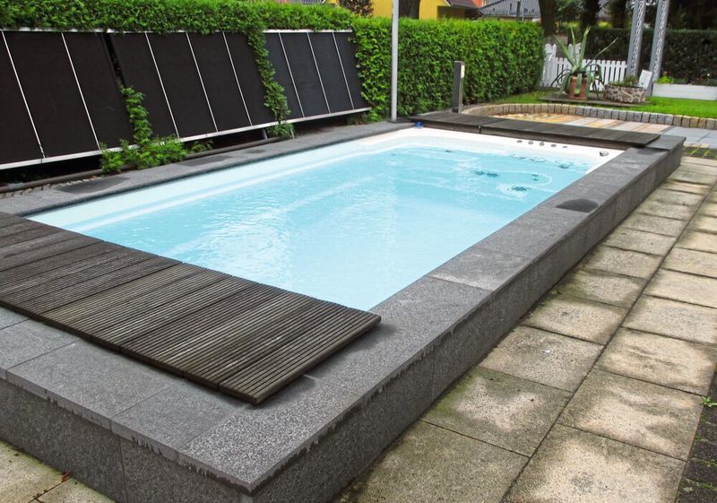 Abb.1: In Swimmingpools muss das Wasser regelmäßig gereinigt werden. (GNF)