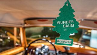 Der Wunder-Baum: in den Fünzigern trat er seinen Siegeszug an. In ihm sind Duftstoffe gebunden, die über einen längeren Zeitraum an die Luft abgegeben werden. Im Mercedes-Benz-Museum gehört der kleine Pappkamerad als Exponat zu den „33 Extras“. (Bild: Daimler AG)