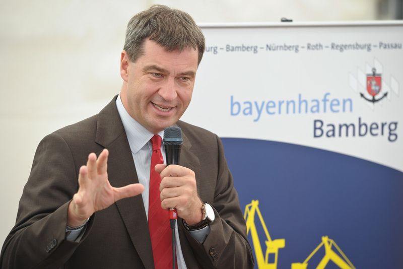 Bayerns Finanzminister Dr. Markus Söder wies in seinem Grußwort darauf hin, dass die Bayernhafen-Standorte für intelligente Mobilität stehen. (Bild: Bayernhafen)