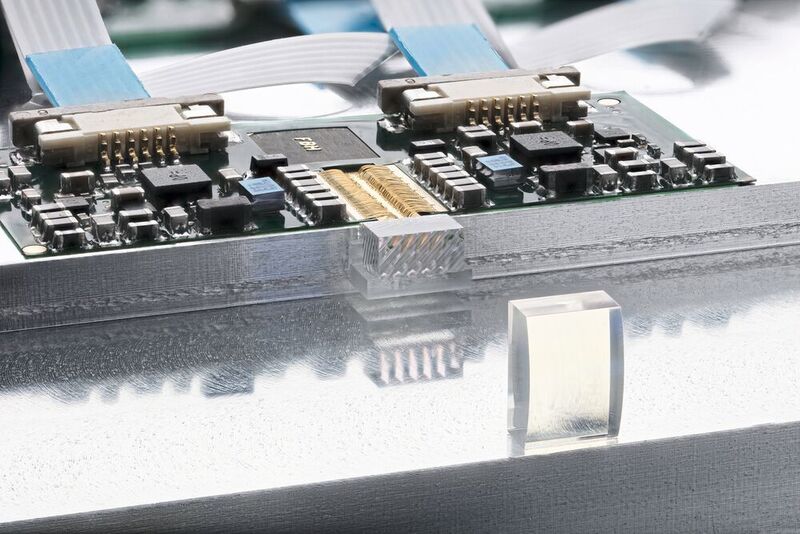 Entwicklungsbeispiel: Sehr kleine Hochleistungs-Puls-Laserquelle für LiDAR-Anwendungen, wie Navigation von Autos und für Roboter im industriellen Einsatz.  (© FBH/schurian.com)
