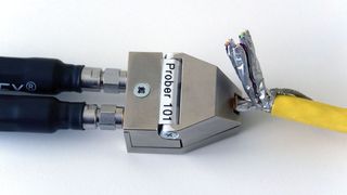 Der TS-Prober kann den Prüfling sicher aufnehmen und bildet eine Abschirmung, den Massekontakt und die Zugentlastung (Archiv: Vogel Business Media)