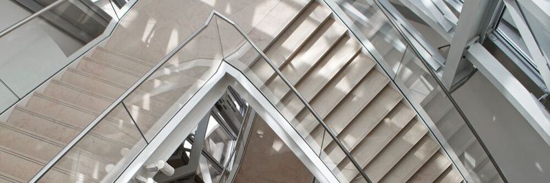 Treppen statt Aufzug: So sieht Barrierefreiheit definitiv nicht aus. Auch im Online Bereich ist der Nachholbedarf noch immens. Treppen statt Aufzug: So sieht Barrierefreiheit definitiv nicht aus. Auch im Online Bereich ist der Nachholbedarf noch immens.