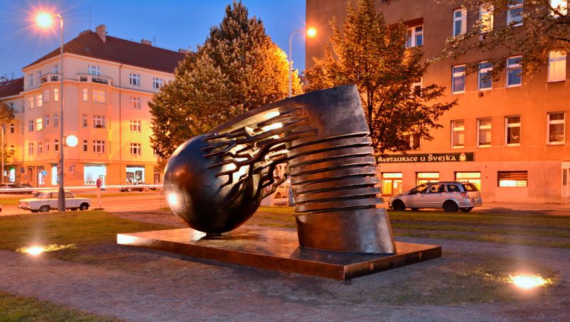 Eine Skulptur zu Ehren von Nikola Tesla in Prag. (Bild: Nikola Tesla monument in Prague 2 / Gampe / CC BY-SA 3.0)