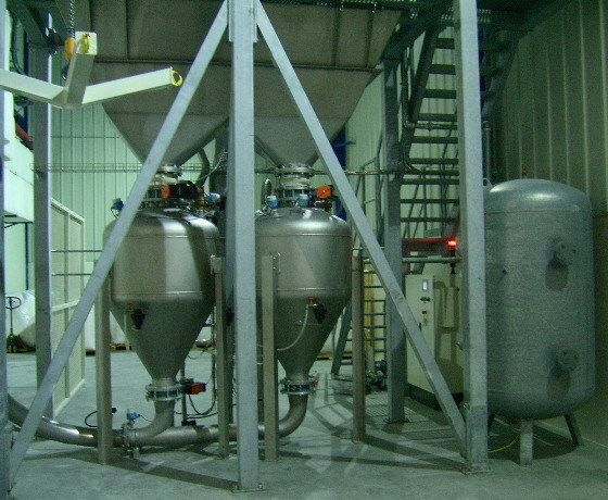 AMMAG-Tandem-Anlage mit je 850 Liter Sender-Volumen zur schonenden Förderung von Zucker: 3 Wege, je 60 m mit max. 20 t/h  (Bild: Ammag)