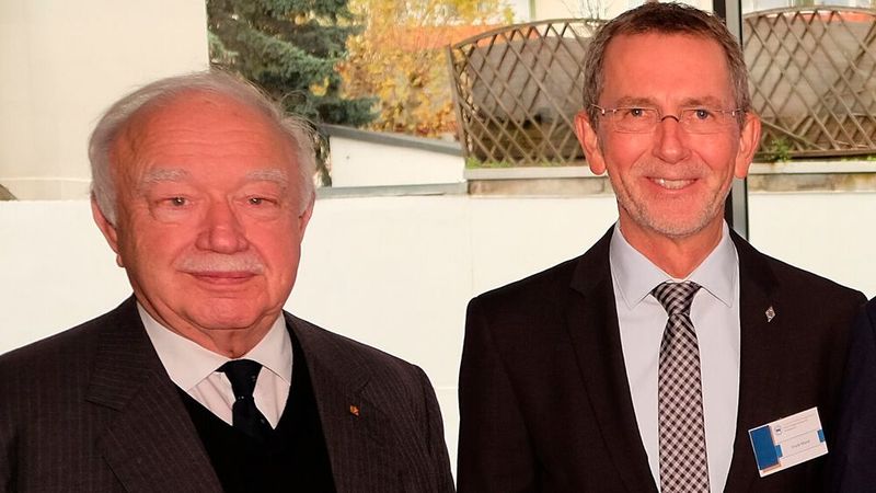 ZDK-Ehrenpräsident Bernhard Enning (l.) mit Frank Mund, Präsident des Kfz-Gewerbes NRW; dieses Amt hatte Enning acht Jahre und bis 1990 inne. (Bild: Zietz – VCG)