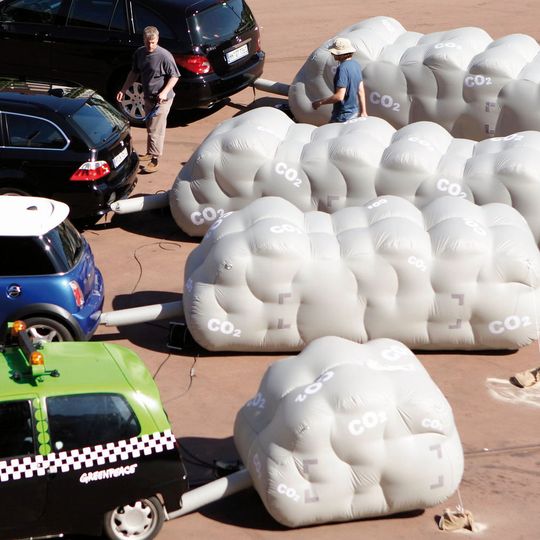 Der CO2-Ausstoß ist noch zu hoch, doch Daimler und BMW erwarten, die Ziele für 2021 erreichen zu können.(Bild:  Greenpeace / Fred Dott)