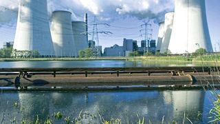 Der Klimawandel macht sich bemerkbar: Trockenperioden bedrohen die konventionelle Energieversorgung, weil den Kraftwerken das Kühlwasser fehlt (im Bild: Braunkohlekraftwerk Jänschwalde in der Niederlausitz). (Vattenfall)