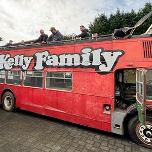 Die Restaurierung begann im vergangenen Oktober. Der K&L-Betrieb IRS Gerardy führte die Karosseriearbeiten durch. In Polch (Landkreis Mayen-Koblenz) restaurierten Karosseriebauer und Fahrzeuglackier der IRS-Gruppe aus ganz Deutschland den Bus gemeinsam mit Joey Kelly im Rahmen einer Speedpainting-Challenge.(Bild:  Miller Kommunikation)