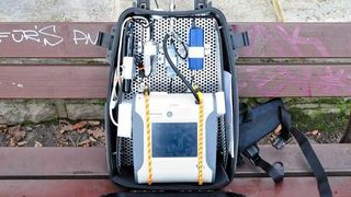 Ruß gilt als die gefährlichste Komponente des Feinstaubes. Der Messrucksack wurde daher weiterentwickelt, um Ruß und Feinstaub-Massenkonzentrationen (PM10 und PM 2.5) mit einer hohen räumlichen Auflösung zu bestimmen. (Ausschnitt) (Foto: Birgit Wehner, TROPOS)