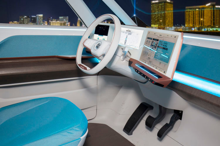Ein animiertes Cockpit mit aufwändigen 3D-Grafiken. Statt Knöpfen und Tasten gibt es Touchscreens und –pads mit haptischer Rückmeldung bis hinein ins Lenkrad. (Foto: VW)