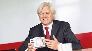 „Für 2018 haben wir unsere Produktionskapazität massiv ausgebaut. Beispielsweise sind unsere Kapazitäten im Bereich der primären Fertigung – der Leiterplattenbestückung – um mehr als 70 Prozent gestiegen“, erläutert Hans Beckhoff, Geschäftsführender Inhaber von Beckhoff Automation. (Beckhoff)