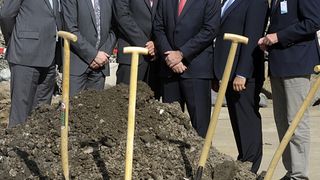 Von links nach rechts: Johannes Slawig, Stadtdirektor/Kämmerer der Stadt Wuppertal; Otmar Hauck, Geschäftsführer Axalta Germany GmbH und Chief Operating Officer für die EMEA-Region bei Axalta; Norbert Weckes, Werksleiter Axalta in Wuppertal; Charlie Shaver, Vorstandsvorsitzender und CEO von Axalta; Holger Lassen, Arbeitsdirektor und Mitglied der Geschäftsführung Axalta Germany GmbH; Peter Jung, Oberbürgermeister der Stadt Wuppertal (Foto: Axalta)