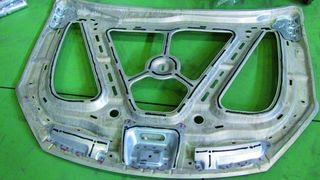 MnE21-Motorhaubengerippe mit Stahlblechverstärkungen  (Bild: Stolfig)