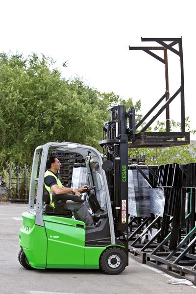 Der B316 im Einsatz: Das von Cesab selbst entwickelte Hubgerüst mit Mastdämpfung beim Heben und Senken bietet stets optimale Sicht für den Fahrer.  (Bild: Cesab)
