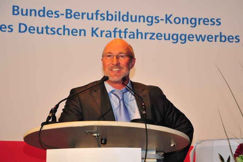 Werner Degen, Chefredakteur autoFACHMANN/autoKAUFMANN dankte abschließend allen Betrieben, die sich um den Bundesbildungspreis beworben hatten: „Durch Sie bekommen wir immer wieder sehr guten Impulse für unsere redaktionelle Arbeit.“ (Archiv: Vogel Business Media)