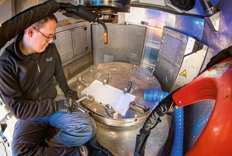 Stefan Burger, Projektingenieur bei Bionic Production, beim Einspannen eines Werkstücks in der Mobile Smart Factory. (Bild: Peiseler / Ulrich Perrey)