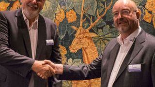 Besiegeln Beteiligung: Henning Pöschl, Geschäftsführer der Caemax Technologie GmbH (l.), Dr. Franz Hillenbrand, Entwicklungsleiter bei IMC Meßsysteme. (Bild: IMC)