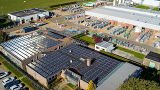 Solarpanels auf den Dächern der Abfüllanlage von Air Products im belgischen Keumiée. (live Emotions Studio/ Air Products)