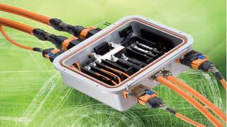 Hochvolt-Leistungsverteiler zum sicheren Anschluss von Nebenaggregaten wie zum Beispiel der elektrischen Klimaanlage. (Leoni)