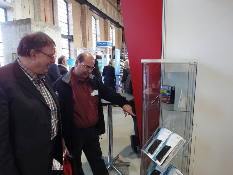 Jürgen Wulf (l.) und Michael Kaboth, PC Spezialist, interessieren sich für die Seagate-Platten. (Archiv: Vogel Business Media)