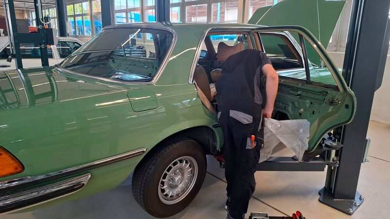 Als junger Mensch ständig nur an alten Autos schrauben, ist das nicht altmodisch? Nein, das ist zehn Mal besser als Kundendienste an neuen Renaults klopfen! (Bild: Dominsky – VCG)