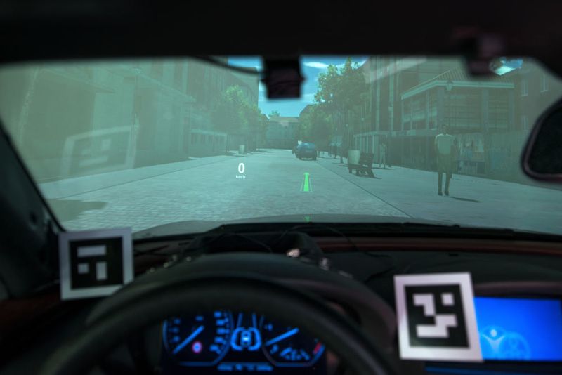 Fahrsimulator Head-Up-Display. (Bild: Uli Benz/TU München)