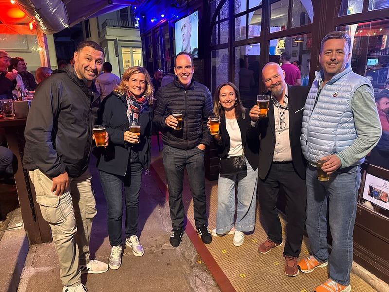 (v. l.) Robert Bedraoui (UAG), Leticia Durà Martínez (Tiloli), Dominic Maurer (Thali), Aurelie Bret (Tiloli France), Heiko Maempel (matw) und Karsten Kunert (PR) versuchen sich am französischen Bier. (Bild: Vogel IT-Medien GmbH)