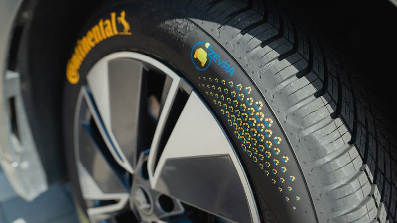Der „ZEvRA“-Konzeptreifen besteht zu rund 43 Prozent aus recycelten Materialien.(Bild:  Continental)
