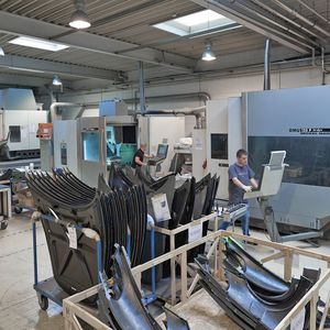 Mit insgesamt drei fünfachsigen Bearbeitungszentren der DMU-Baureihe arbeiten die Carbon-Experten von ubc.