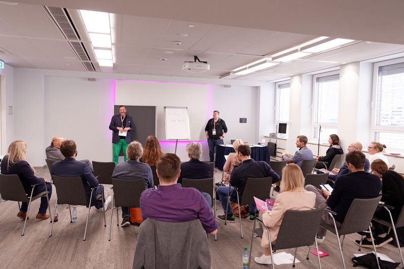 Sebastian Wowra & Stephan Ley, Pink Tree Communications GmbH Wie gehen Sie an komplexe Herausforderungen heran? Die Methode „Smart Think Tank“ kann eine gute Lösung dafür sein. Sebastian Wowra und Stephan Ley zeigten in ihrem Barcamp, dass rege Diskussionen mit allen Beteiligten weitaus bessere Ergebnisse bringen als starre Konzepte. Deshalb sollten Marketer ihre Kunden in strategische Überlegungen miteinbeziehen. Denn „es gibt niemals nur den einen Weg“, so die beiden Referenten.  (marconomy © Andreas Burkhardt )