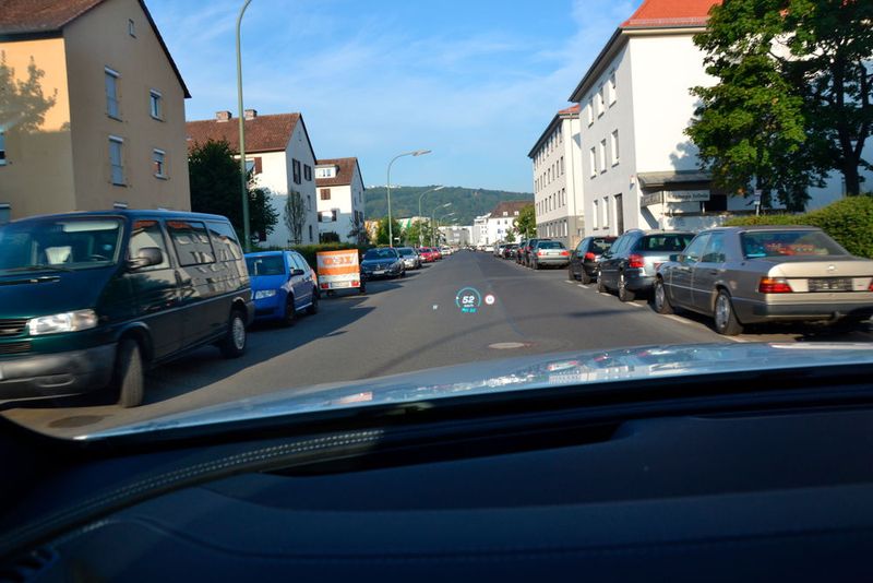 Aber ehe man sich’s versieht, ist man auch in dieser Stadt … (Bild: Michel / »kfz-betrieb«)
