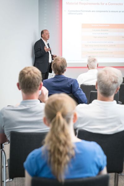 Anwenderkongress Steckverbinder 2023: Tag 1 mit Basisseminaren, Podiumsdiskussion und Posterslam. (Bild: Stefan Bausewein)