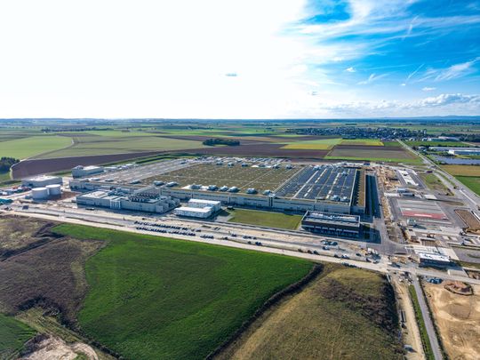 Auf etwa einem Drittel der Gesamtfläche von 150.000 Quadratmetern wurden die Produktionsanlagen aufgebaut.(Bild:  BMW Group)