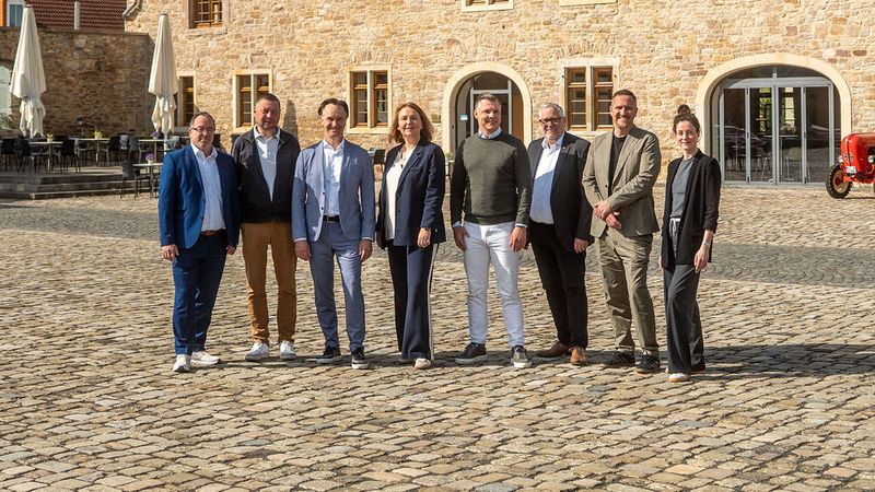 Die Sponsorvertreter des Automotive Business Awards mit dem Glinicke-Team: (v. li.) Sascha Schüren, Car Garantie; Christian Berger, TÜV Nord Mobilität; Ralf Koke, Loco-Soft; Anika Kretschmar, Glinicke; Justin Ebisch, Mobile.de; Daniel Hucke, DAT; Alexander Kropf und Luisa Maus, Glinicke. (Bild: Jonas Blank)