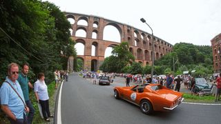 Fototermin mit Zuschauern an der weltberühmten Göltzschtalbrücke bei Netzschkau in Sachsen.
Ein Chevrolet Corvette C3, Bj. 1971, wartet auf einen freien Platz. (Zietz/»kfz-betrieb«)