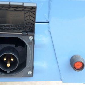 Die Ladedauer gibt der Hersteller aus dem sächsischen Borna mit fünf bis sechs Stunden an.(Bild:  Autoren-Union Mobilität/Ari Motors)