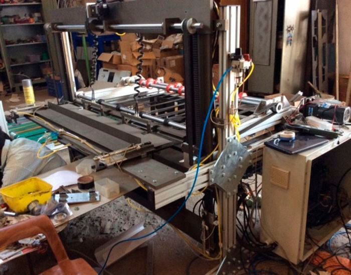 Taschentuch-Faltmaschine: Das Unternehmen 7 Degriz stellt Papierverarbeitungsmaschinen und mehr her. Die entwickelte Anwendung ist eine Taschentuch-Faltmaschine, die gemeinsam mit einem Igus-Mitarbeiter entwickelt wurde. Wichtig war dabei, dass die Maschine schmiermittelfrei, wartungsfrei und papierstaubbeständig ist.  (7 Degriz)