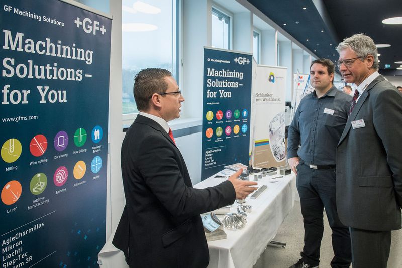 Der Kongress und die Tischmesse im Foyer boten einen angenehmen Rahmen für Gespräche und das Networking. (Thomas Entzeroth)