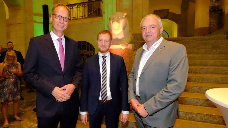 Waren sich in ihren Redebeiträgen einig, dass die drängenden Probleme des Kfz-Gewerbes ein gemeinsames Vorgehen erfordert (v.l.): Michael Lohscheller	 (Präsident VDIK) und Michael Schneider (Präsident LV Sachsen). (Bild: Holger Zietz - VCG)